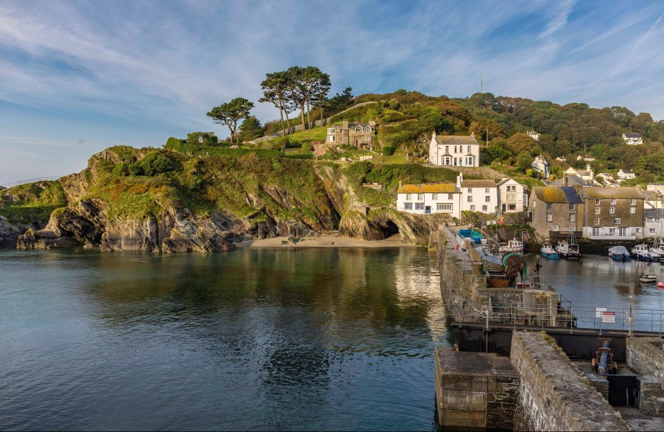 General view of the Willy Wilcox cottage with a picturesque backdrop and views of the harbour.