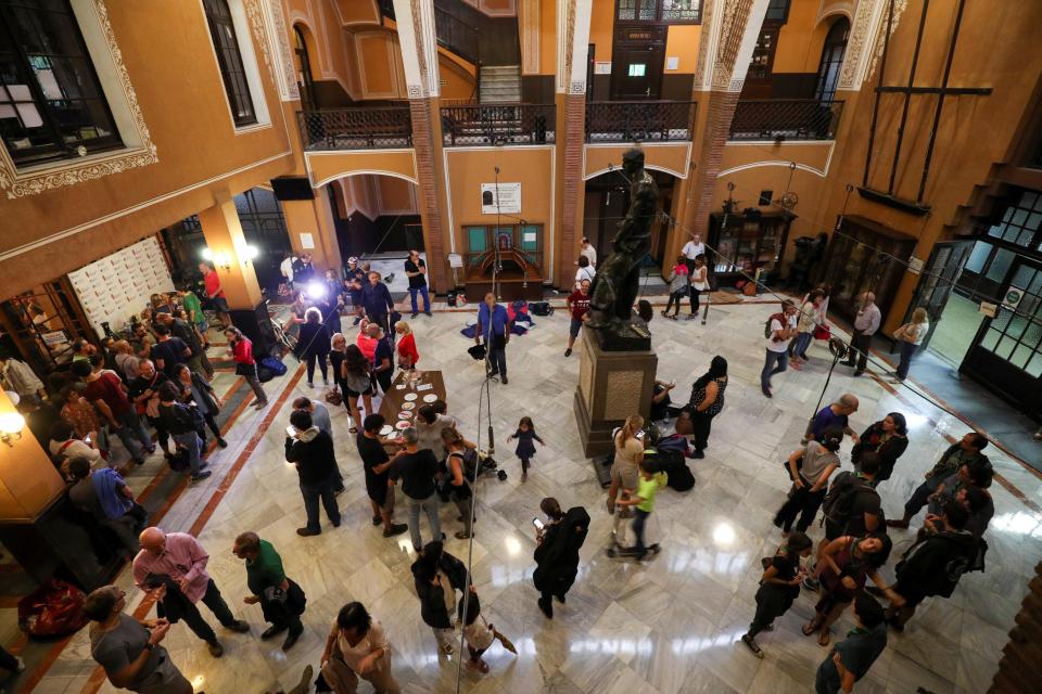  People occupy a school ahead of tomorrow's vote