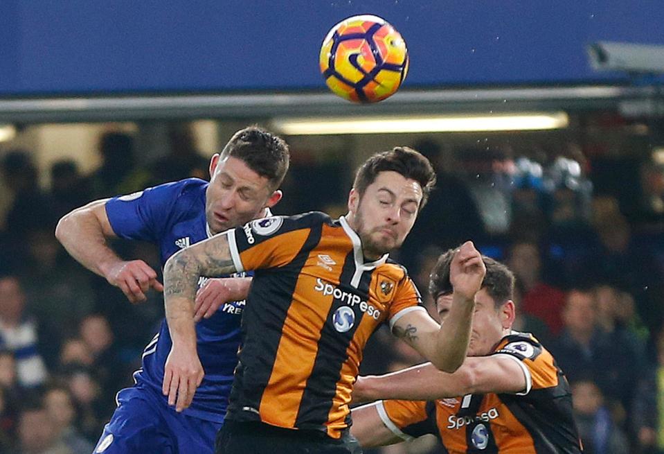  Gary Cahill, who was involved in the collision with Ryan Mason, went to visit the Hull player in hospital