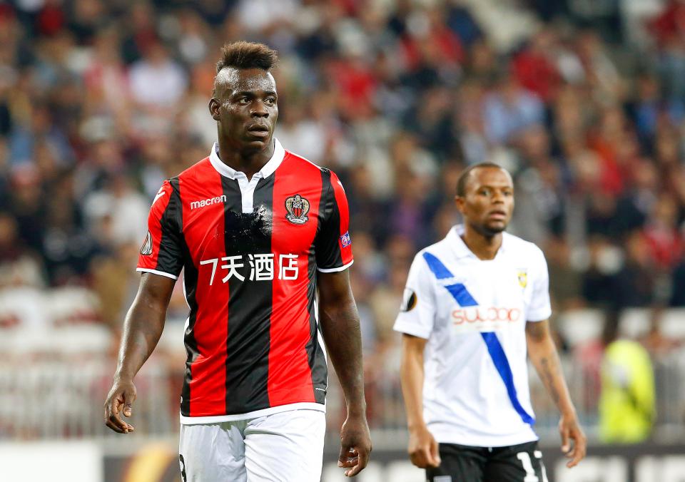  Mario Balotelli and his team-mates host Lyon