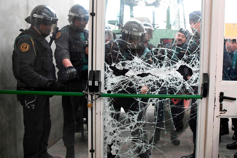  Police breaking down a door to a polling station this morning