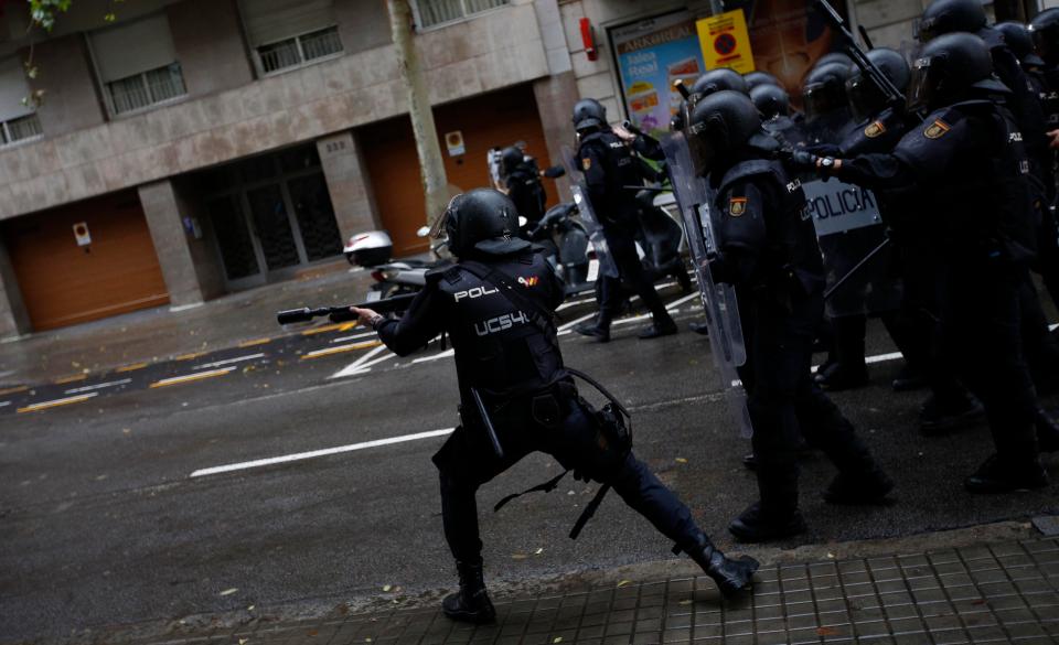  An officer opens fire with plastic bullets in Barcelona