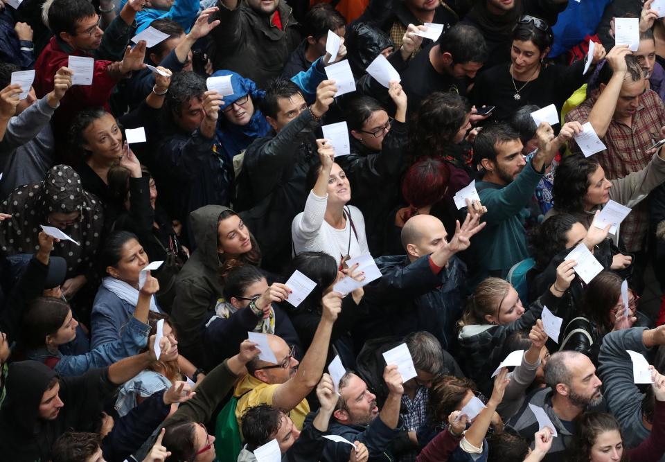  Catalan people come out in droves to vote in referendum