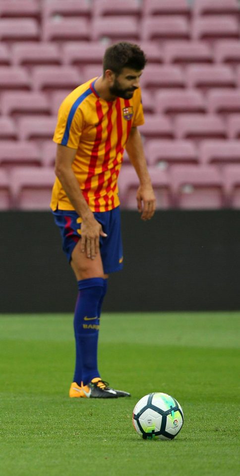  Gerard Pique warmed up in a shirt of Catalan colours