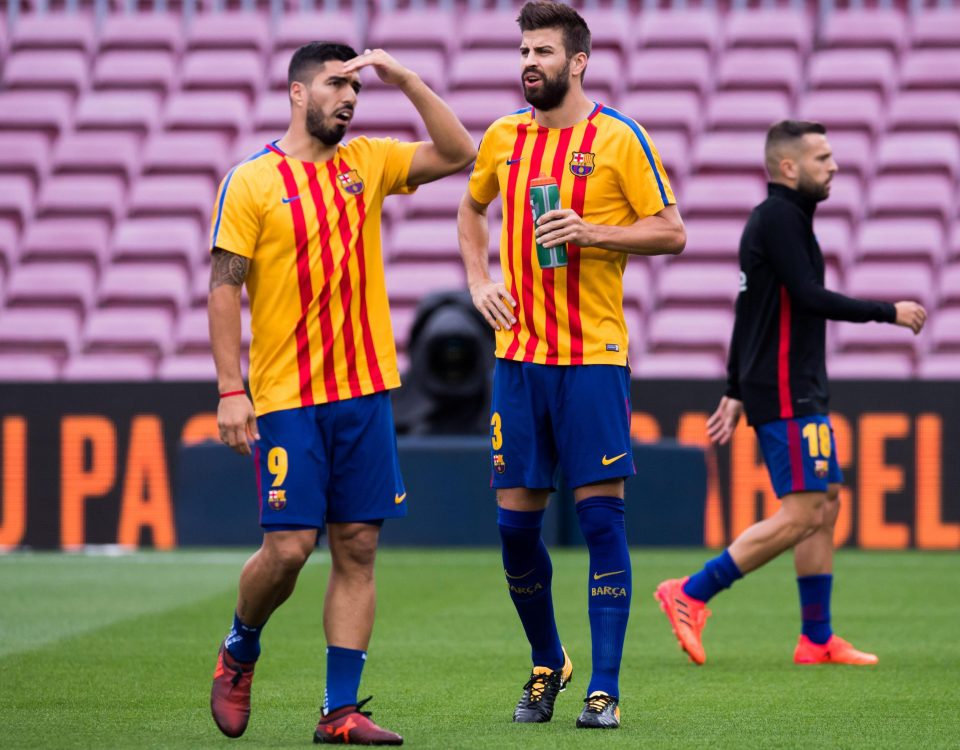  Suarez and Gerard Pique wear Catalan-themed Barca training tops