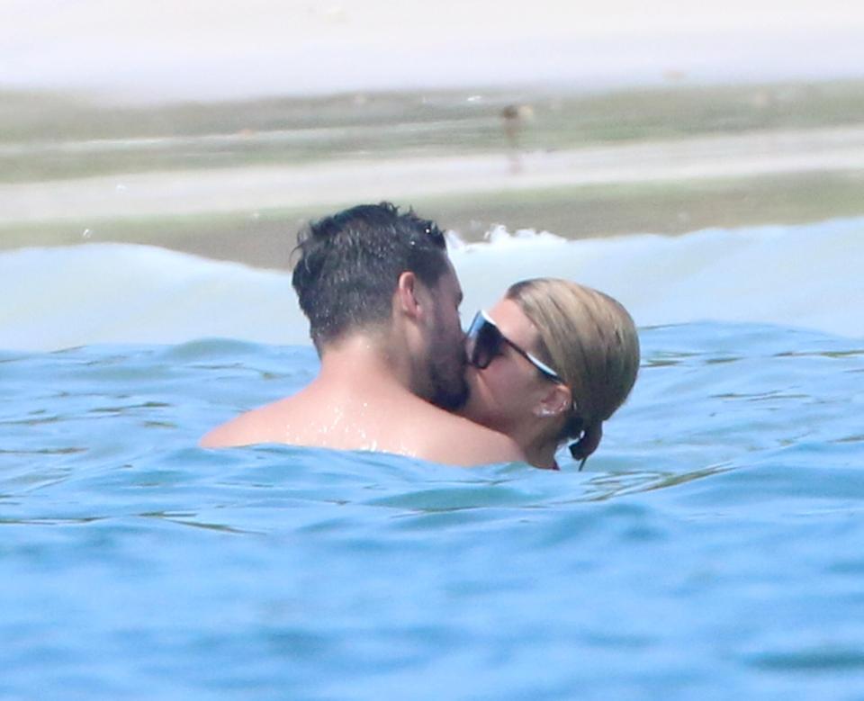  Scott Disick and Sofia Richie enjoyed a passionate kiss in Mexico