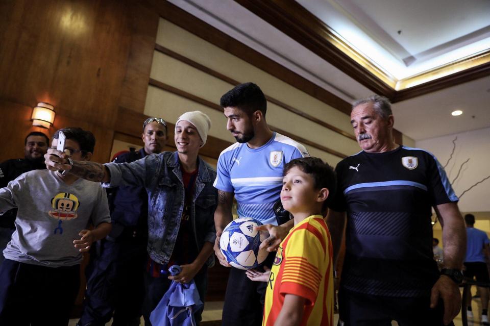 Luis Suarez took time out to meet fans in Caracas 