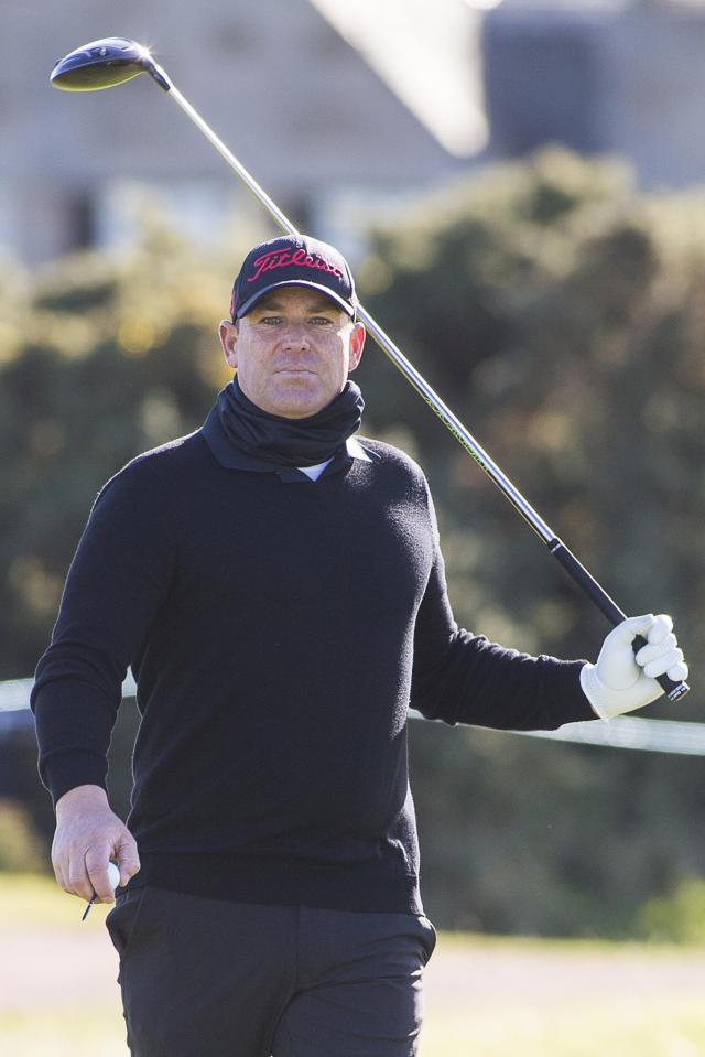  Shane Warne has showed his his not just a master with the cricket ball at the Alfred Dunhill Links