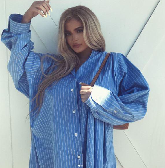  Kylie Jenner hid her baby bump in a blue shirt