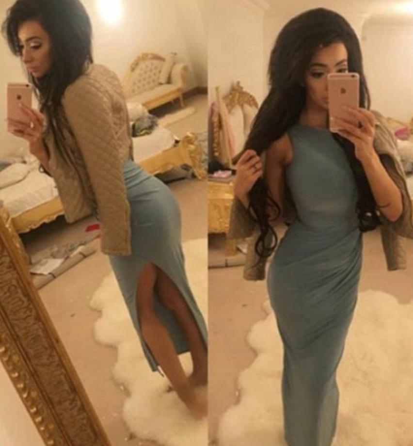  Chloe Khan managed to de-glam her own selfie with an unmade bed and a dirty floor