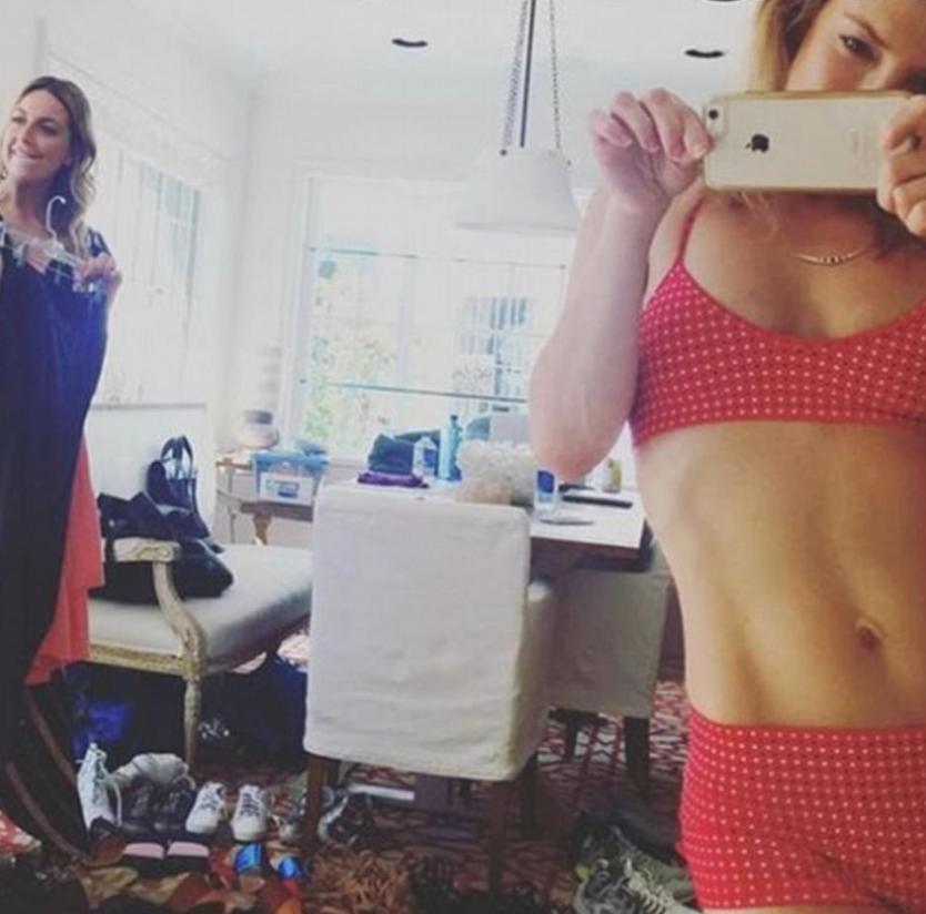  Not even Kate Hudson's abs could distract from the mess behind her