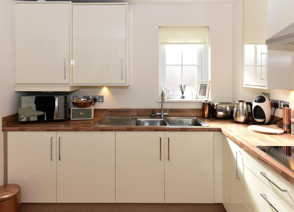  The flat has beautiful kitchen which came fully-furnished as part of the new build property