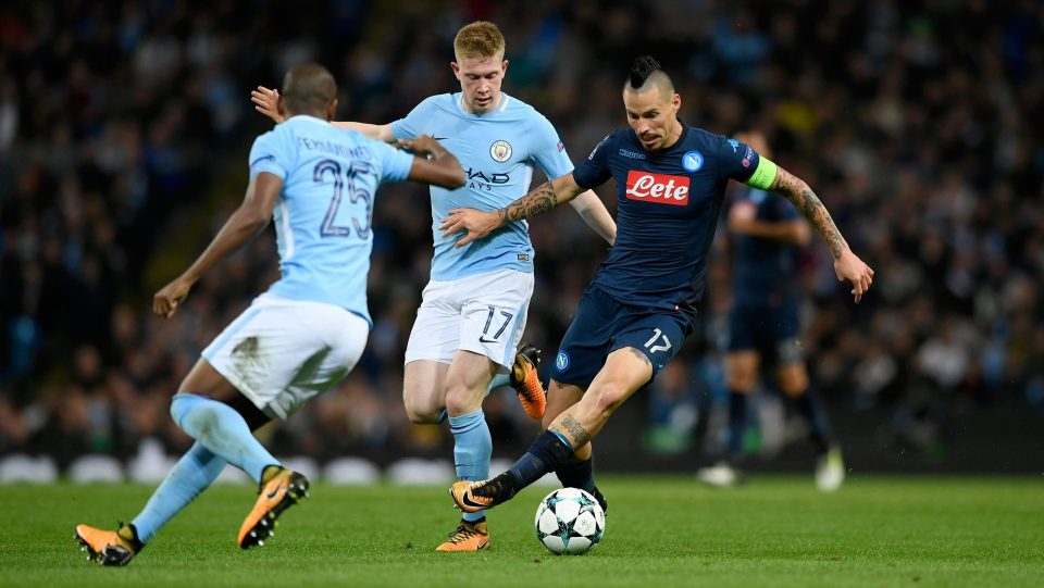  Kevin De Bruyne and Fernandinho try to close down Marek Hamsik