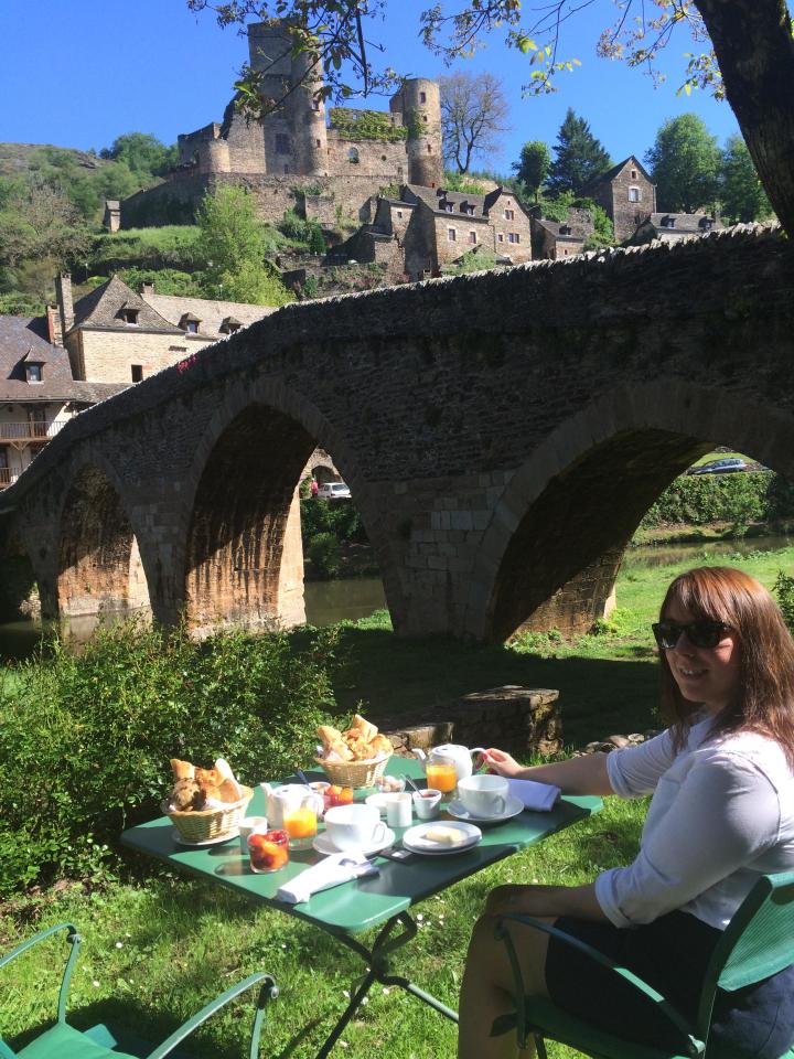  Dulcie enjoys breakfast by the river