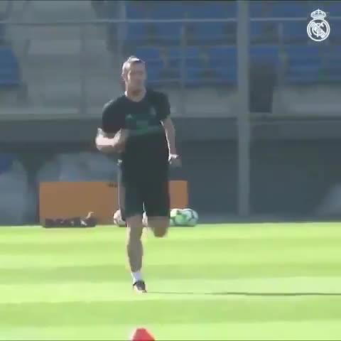  Gareth Bale stretches his legs with some light running in the video