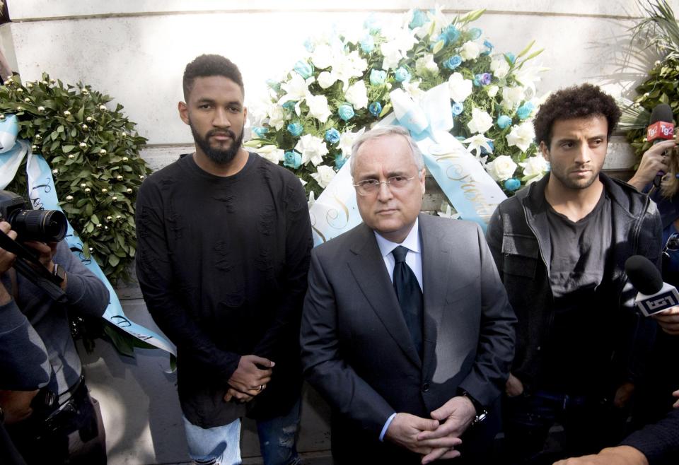  President Claudio Lotito with Felipe Anderson (left) and Wallace after after laying a wreath outside a Synagogue in Rome