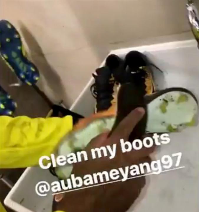  Aubameyang laughed hysterically as he cleaned the Nike football boots