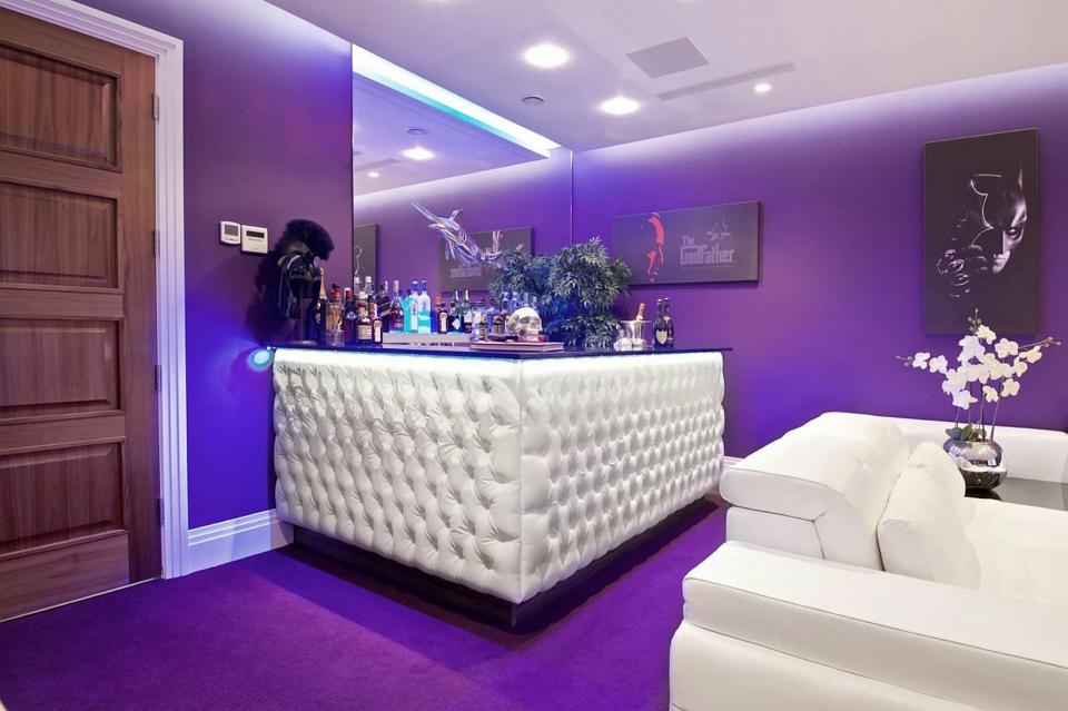  Steve Simmons' Hertforshire man pad has a plush bar area in its games room