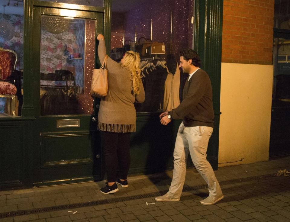  Gemma was closing up her shop when Arg came to catch up with her