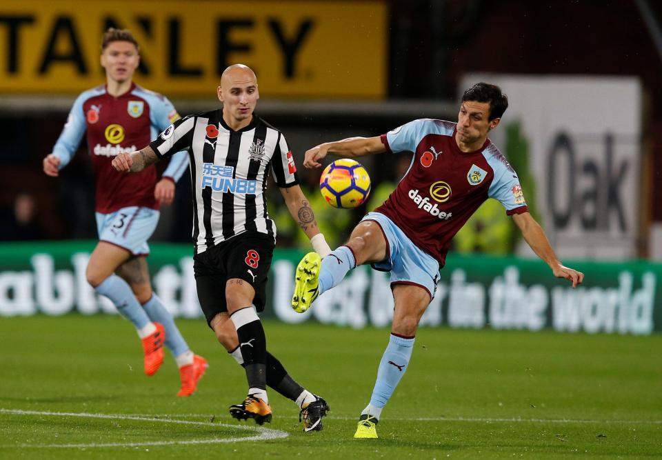  Newcastle midfielder Jonjo Shelvey and Burnley midfielder Jack Cork vie for the ball