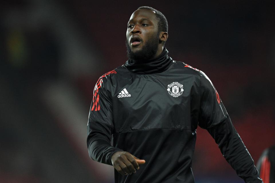  Romelu Lukaku warms up ahead of Manchester United's clash against Benfica