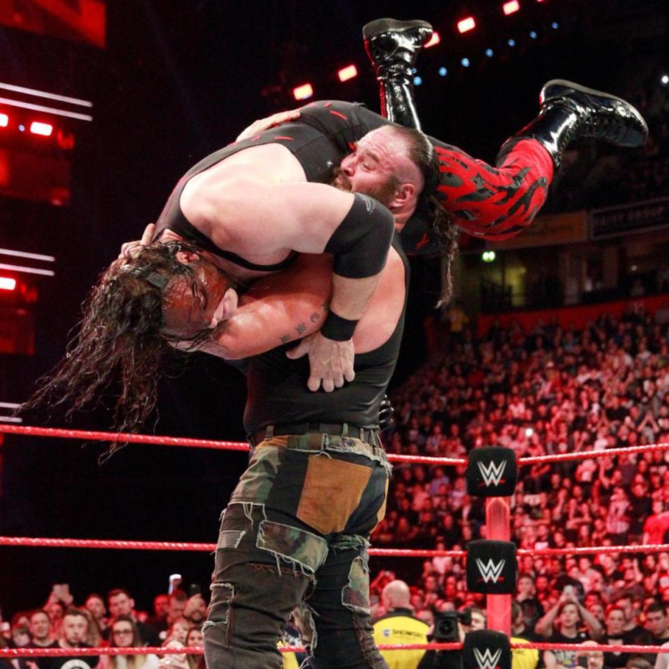  Braun Strowman manhandles the massive Kane