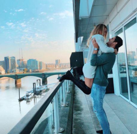  Alvaro Morata holds up wife Alice Campello in a romantic image in front of the London skyline