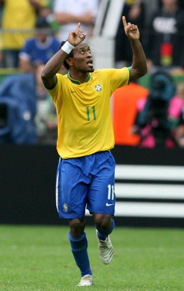  Brazil legend Ze Roberto has retired from football aged 43