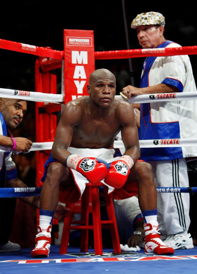  Floyd Mayweather with Rafael Garcia during a fight with Juan Manuel Marquez of Mexico in Las Vegas on 2009