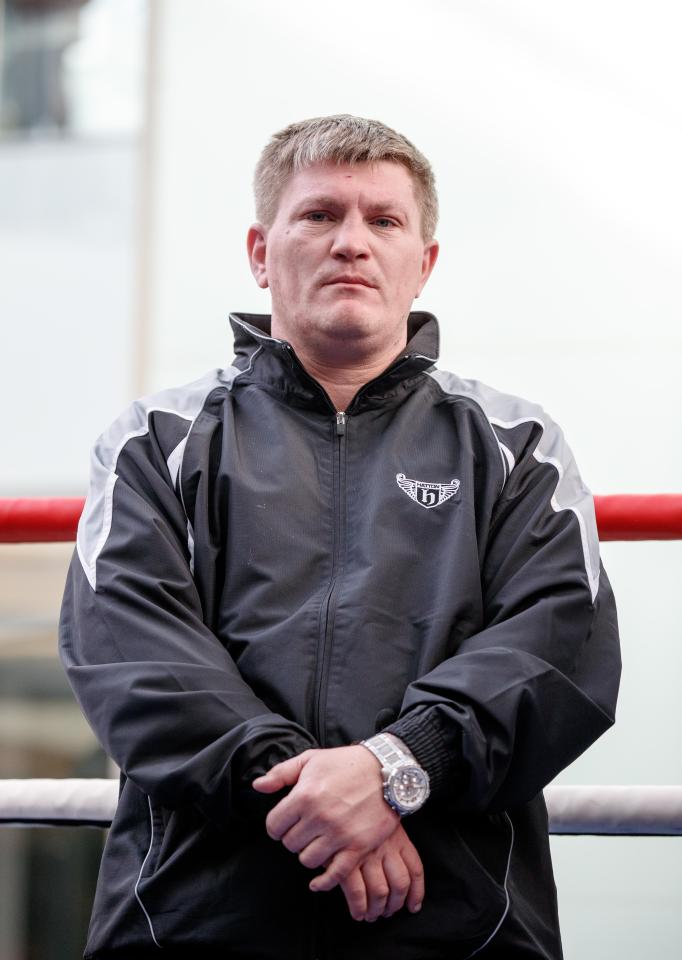  Ricky Hatton says he hopes Khan can "come back with a vengeance"