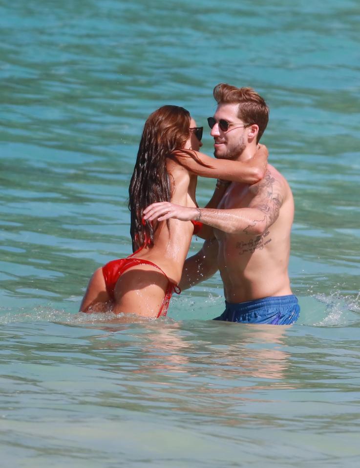  Kevin Trapp and girlfriend Izabel Goulart frolic in the ocean on holiday