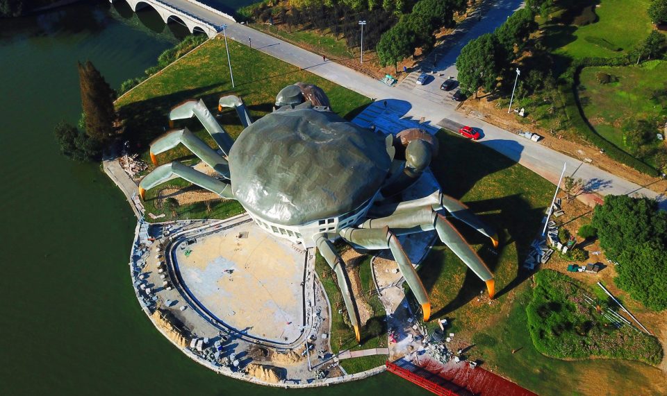  A crab-shaped exo museum is under construction on the shore of Yangcheng Lake