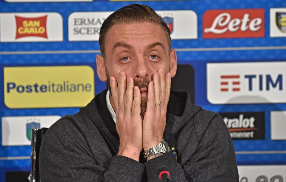  De Rossi apologised to Sweden's players for Italy fans booing their anthem