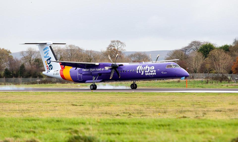  The plane came in to land without a front landing gear after it failed to drop