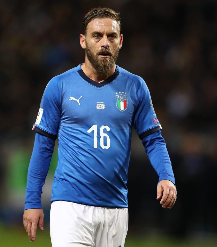  Daniele De Rossi went on to the Sweden team bus after Italy's defeat