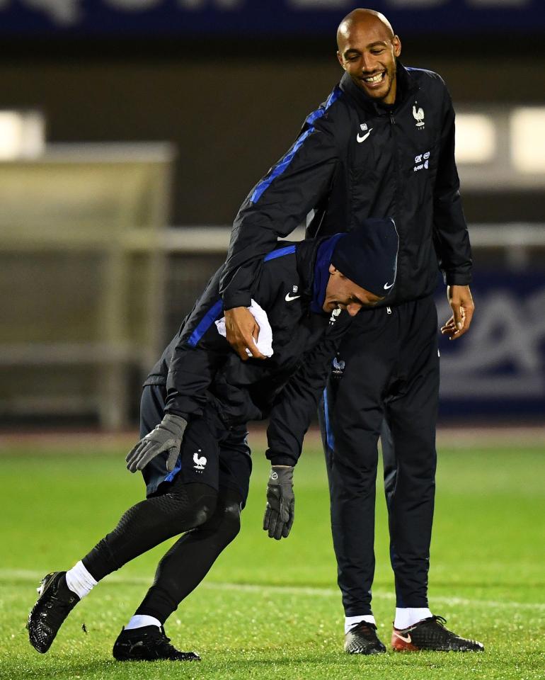  N'Zonzi fools around with Antoine Griezmann at France training