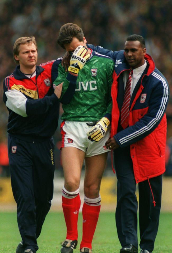  David Seaman couldnt keep it together as Arsenal lost to Tottenham in the 1991 FA Cup semi-final, losing 3-1 to Tottenham