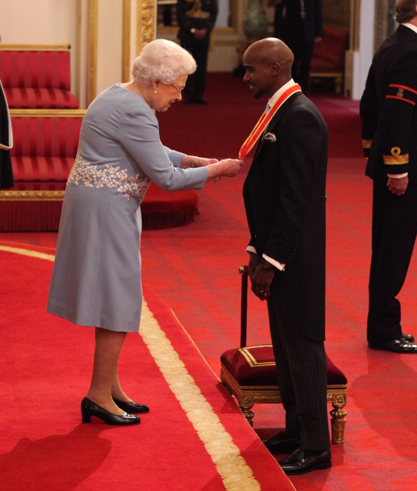 The Queen gives Farah his medal on Tuesday