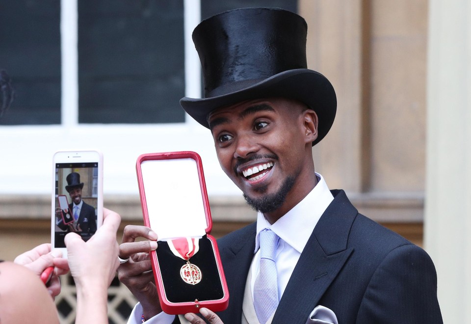 Mo Farah poses for a family outside Buckingham Palace