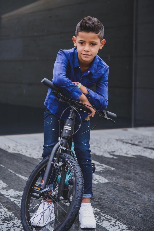  Ronaldo's son plays it cool with a bicycle