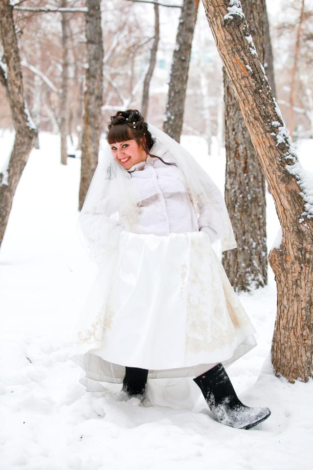  Some warm leggings and felt boots, or valenki, under a dress can keep a bride warm on her big day.