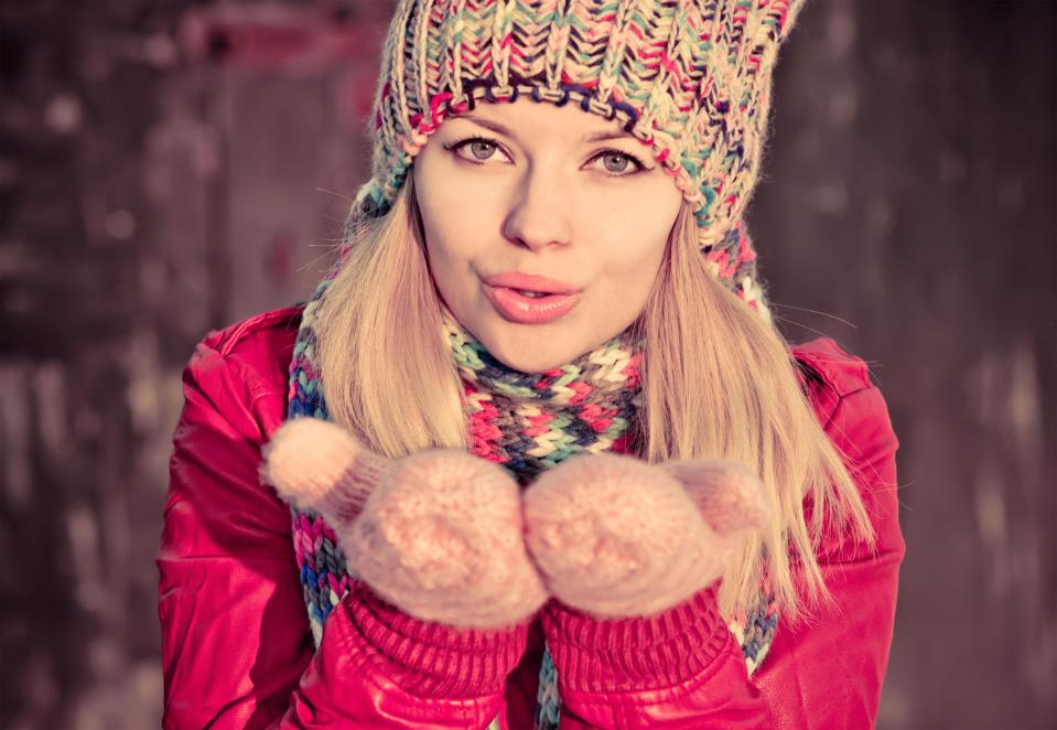  Wear LOTS of layers. Mittens are better than gloves and wrap your feet in newspaper before putting your boots on.