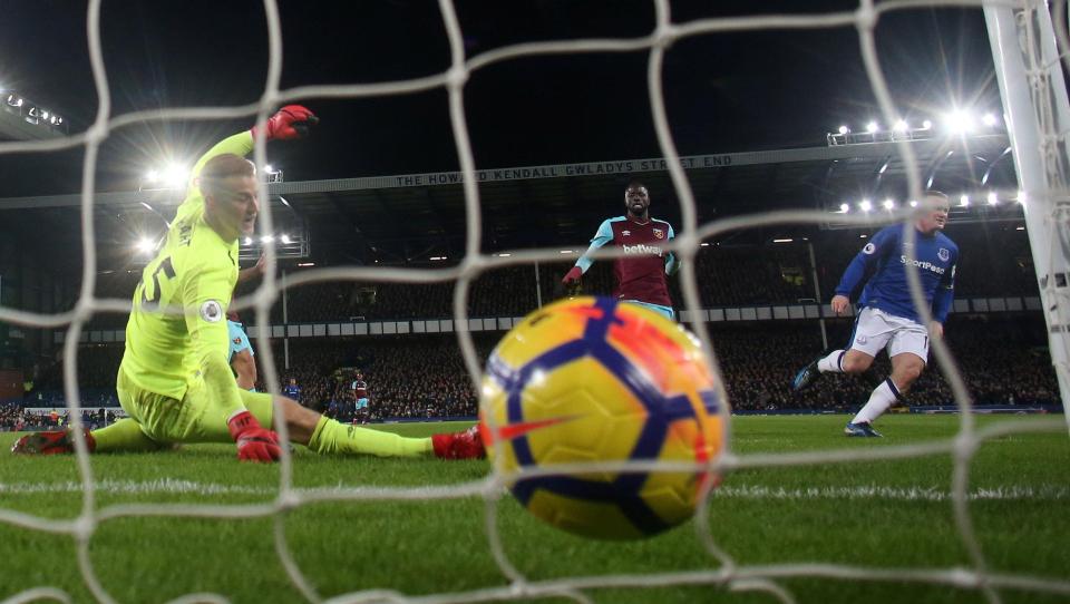  Wayne Rooney nets Everton's second on the night