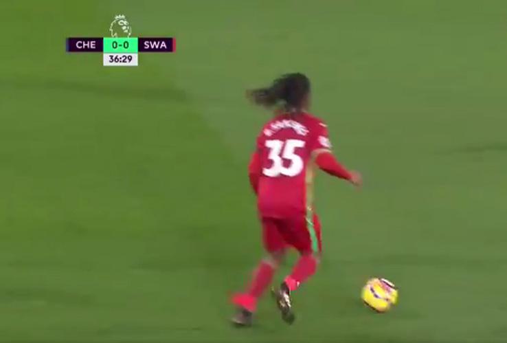  Renato Sanches looked up, and seemingly the ball was going to be laid in to a team-mate