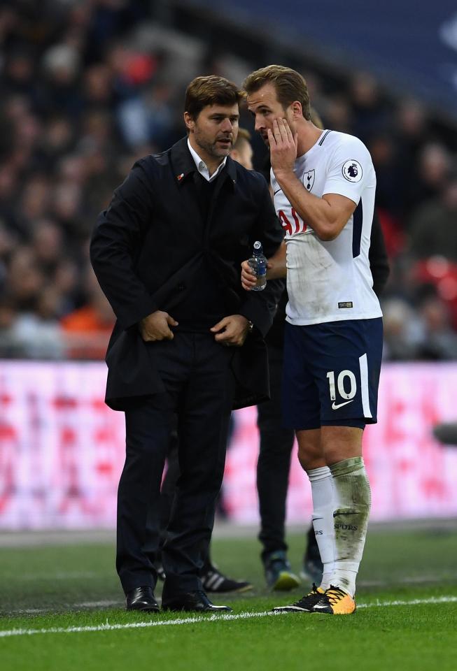  Harry Kane and Mauricio Pochettino discuss tactics pitchside