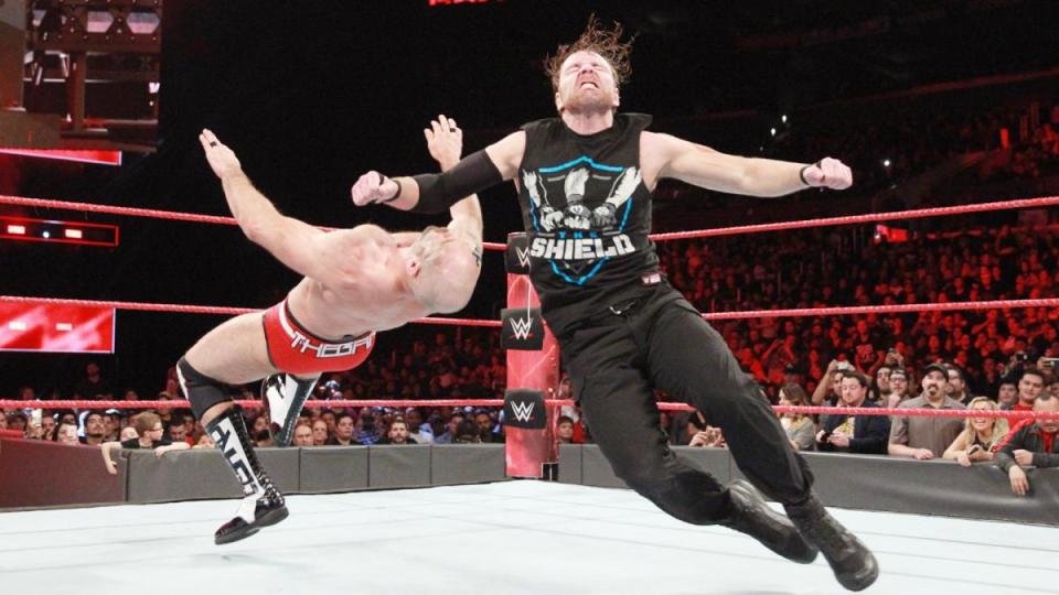  Dean Ambrose clothelines Cesaro