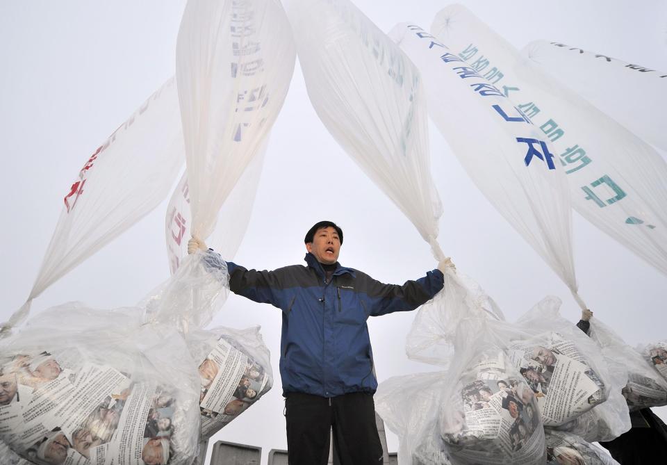  North Korean defectors release huge balloons carrying anti-North Korea leaflets in Paju