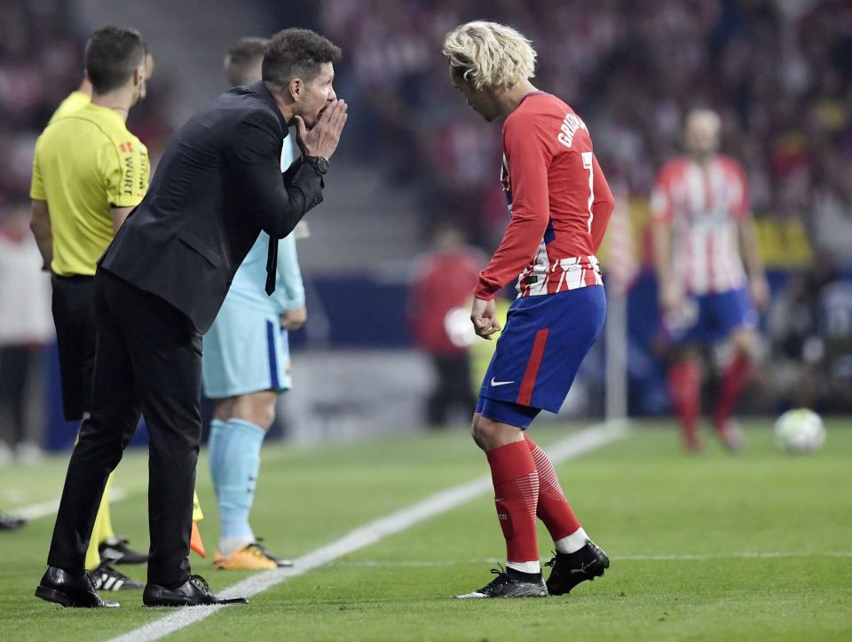  Diego Simeone talks to Antoine Griezmann during clash against Barcelona