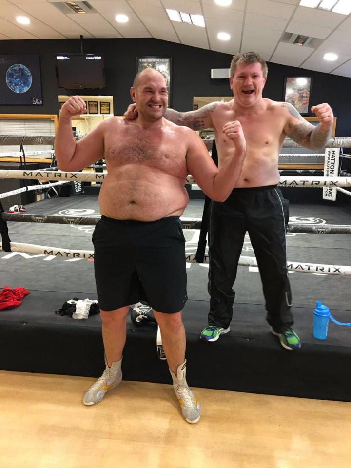  Tyson Fury shows off his fuller frame with his mate Ricky Hatton