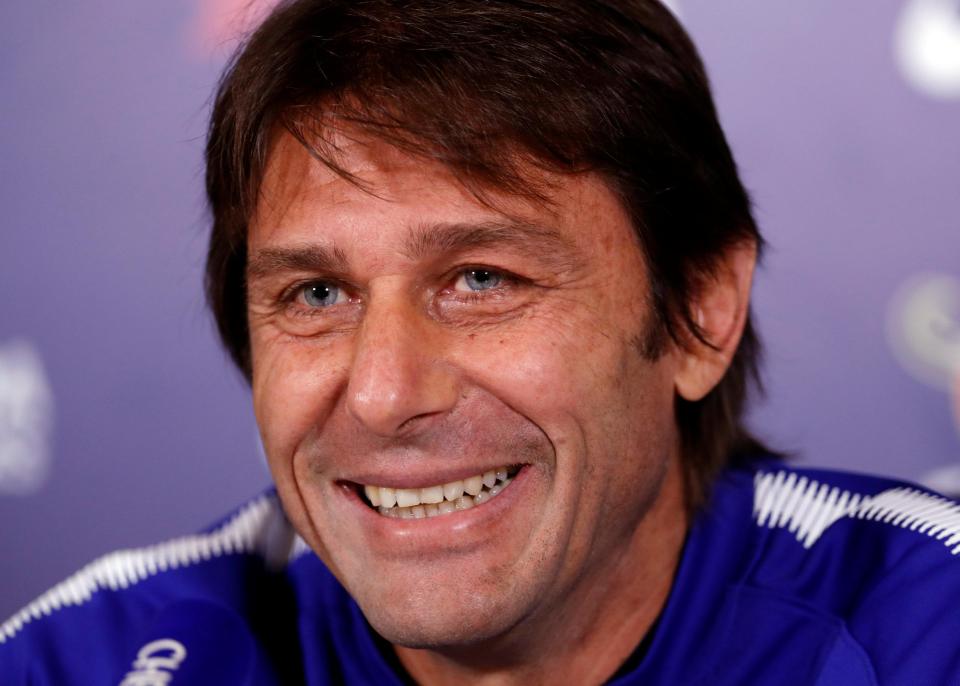  Chelsea boss Antonio Conte is looking to add another left back to his squad